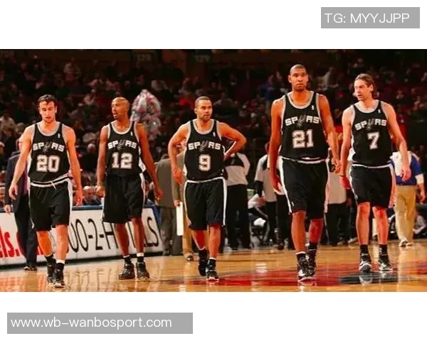 德克萨斯大学橄榄球队成员观战马刺星三代曼宁与文班合影互换球衣精彩瞬间