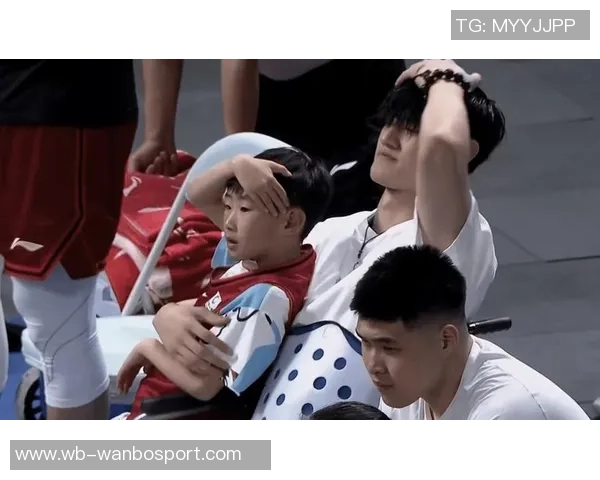 周琦儿子糊糊与曾凡博亲密互动温馨瞬间引发关注 周琦儿子糊糊与曾凡博亲密互动温馨瞬间引发关注