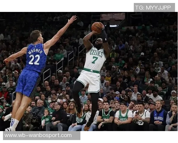 杰伦布朗首节火力全开半场表现出色砍下16分助球队稳住局势