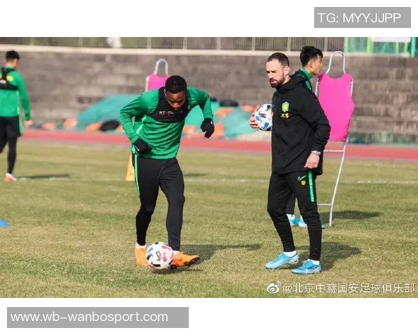 海港队抵达泰国备战亚冠李帅刘若钒加布里埃尔因伤缺阵 海港队抵达泰国备战亚冠李帅刘若钒加布里埃尔因伤缺阵