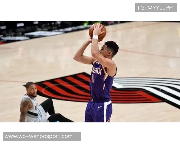 布克与中文布克合影互动投篮视频引发球迷热议 布克与中文布克合影互动投篮视频引发球迷热议